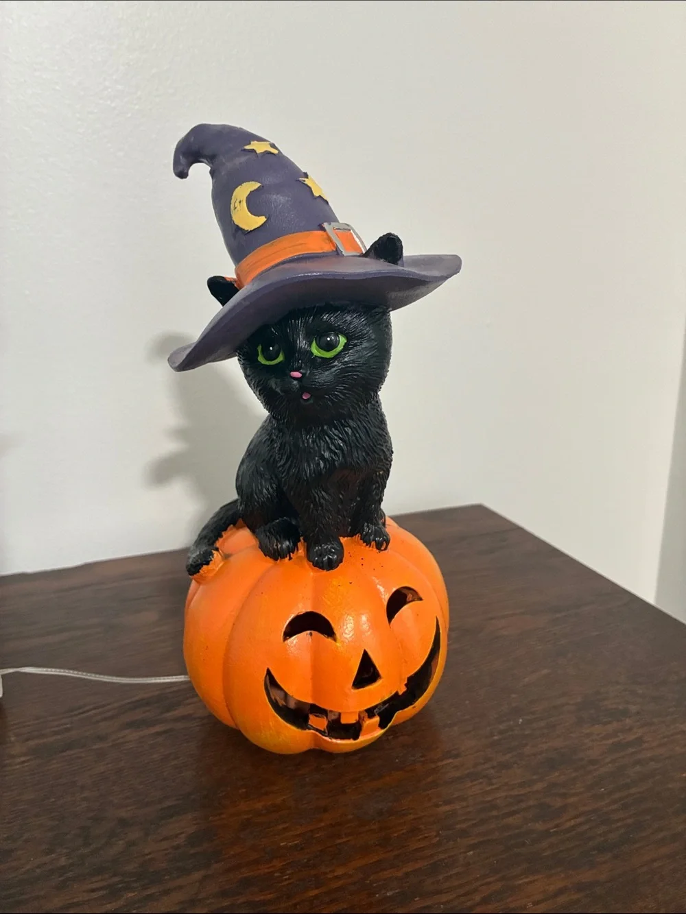 NWT- Black Cat w/ Purple Witch Hat on an LED Light Up Jack-o-lantern Pumpkin